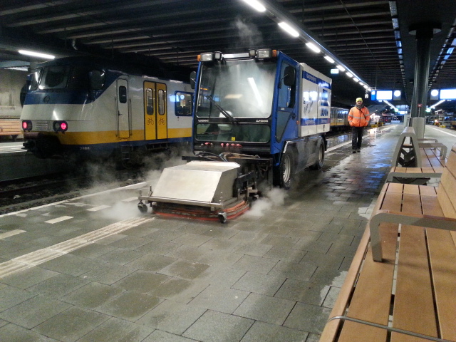 reinigen perron station Den Haag CS reinigen perron station Den Haag CS